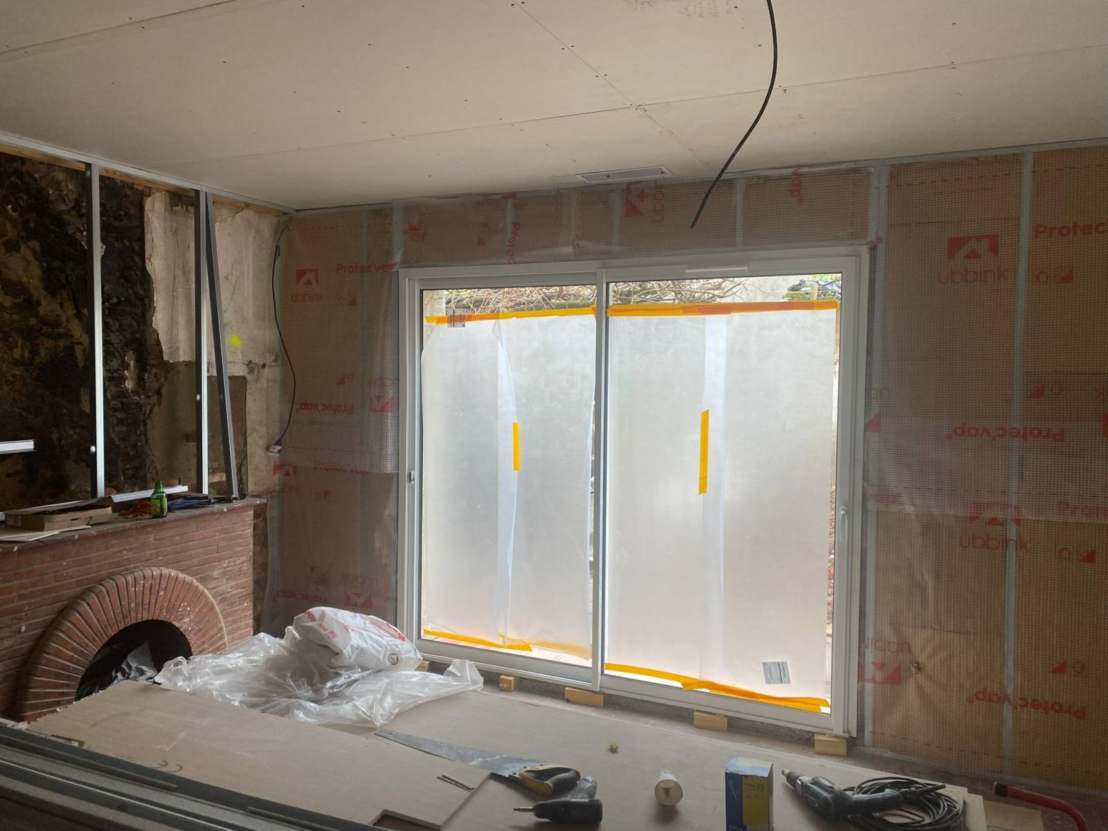 Isolation des murs périphériques d'une maison en laine de bois à Fonsorbes, près de Toulouse.