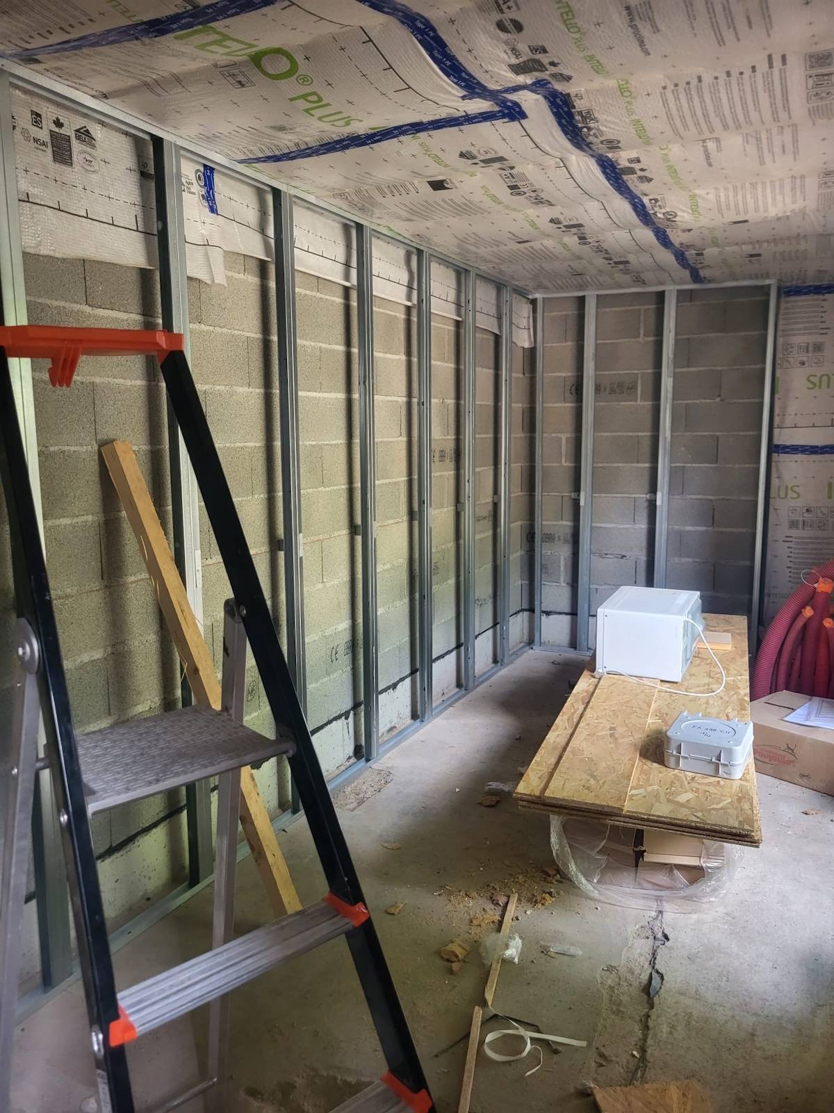 Doublage de murs périphérique en plâtrerie sur ossature métallique dans le cadre d'une rénovation RGE à Toulouse