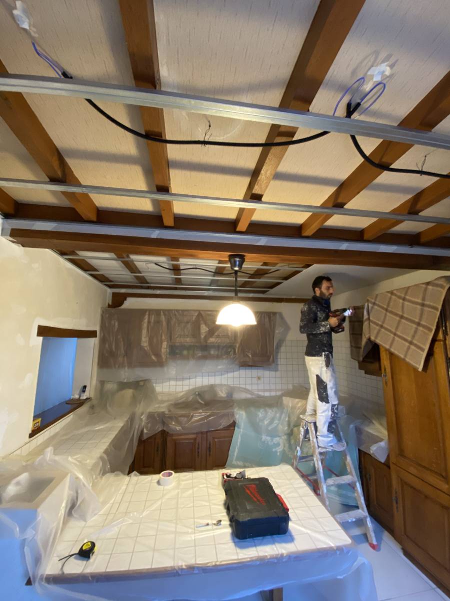 Installation de faux plafond pour masquer les poutres et intégrer des spots en placo et jointage à Toulouse, Balma, Colomiers, Tournefeuille, Blagnac, L'Isle Jourdain