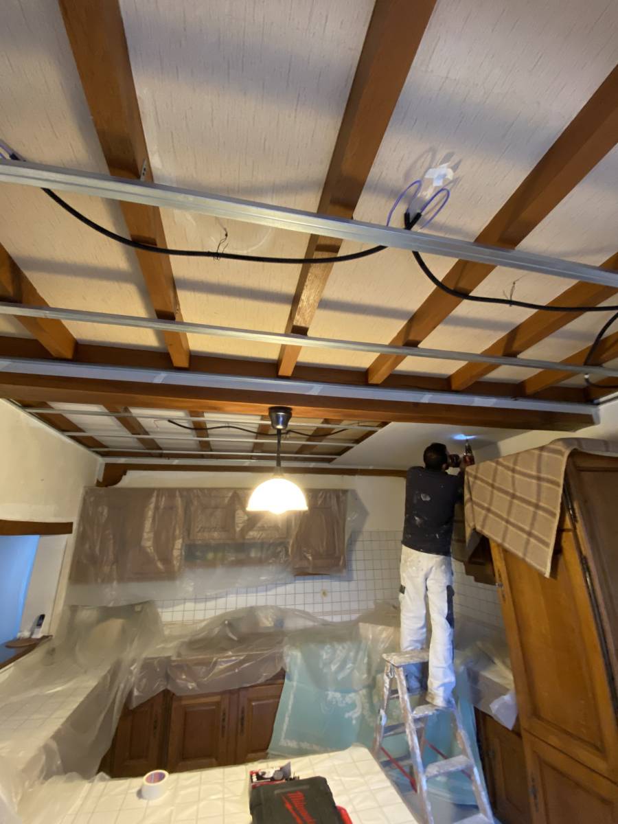 Installation de faux plafond pour masquer les poutres et intégrer des spots en placo et jointage à Toulouse, Balma, Colomiers, Tournefeuille, Blagnac, L'Isle Jourdain