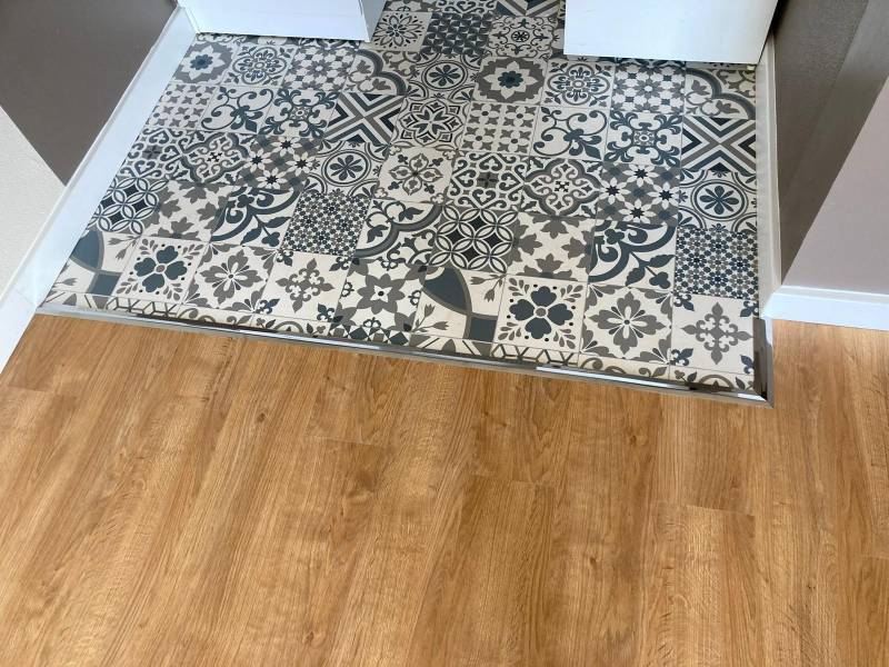 Rénovation intérieure avec pose de parquet, vinyle et peinture murale à Toulouse