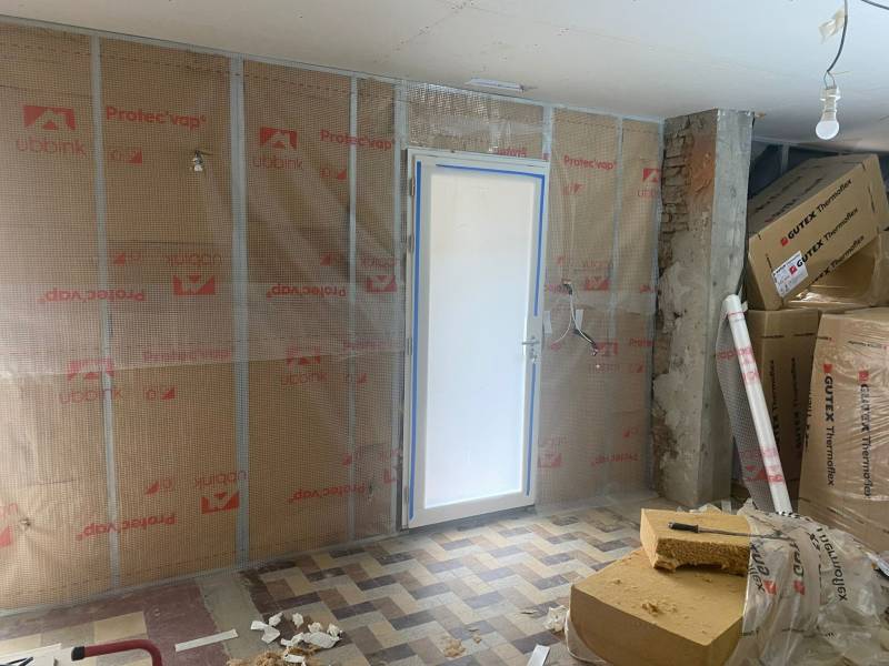 Isolation des murs périphériques d'une maison en laine de bois à Fonsorbes, près de Toulouse.