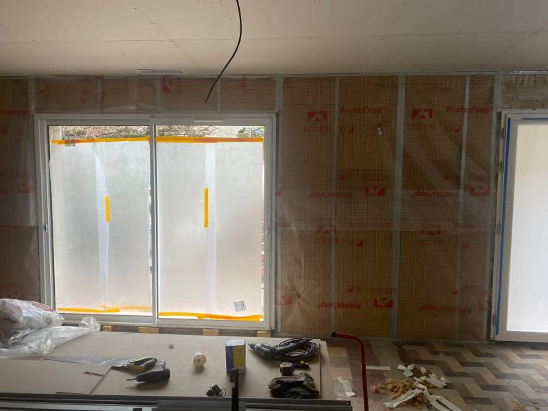 Isolation des murs périphériques d'une maison en laine de bois à Fonsorbes, près de Toulouse.