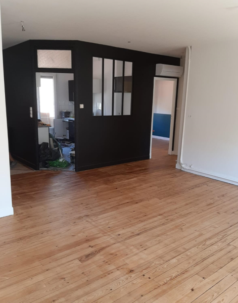 Chantier : poncage parquet , vitrification parquet , destruction cloison, faux plafond isolation en laine de verre à Toulouse