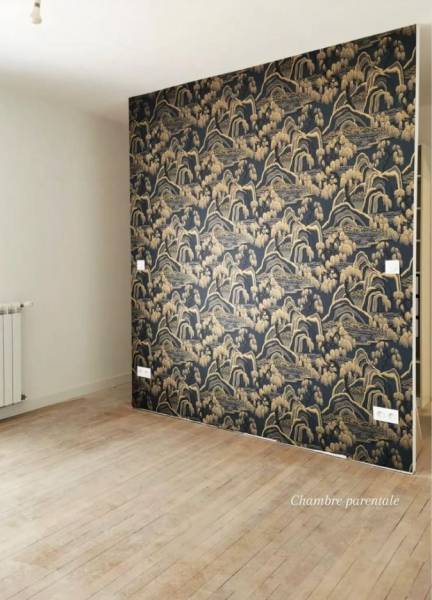 Rénovation intérieure à Toulouse avec pose de papier peint panoramique, peinture de plafond et parquet contrecollé